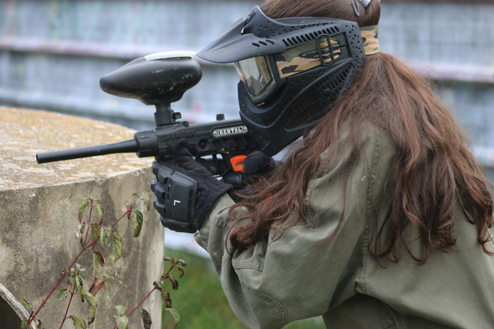 les filles jouent au paintball