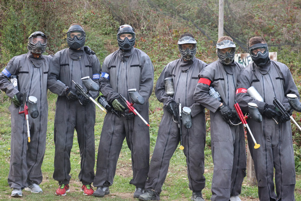 Les amies qui joue au paintball
