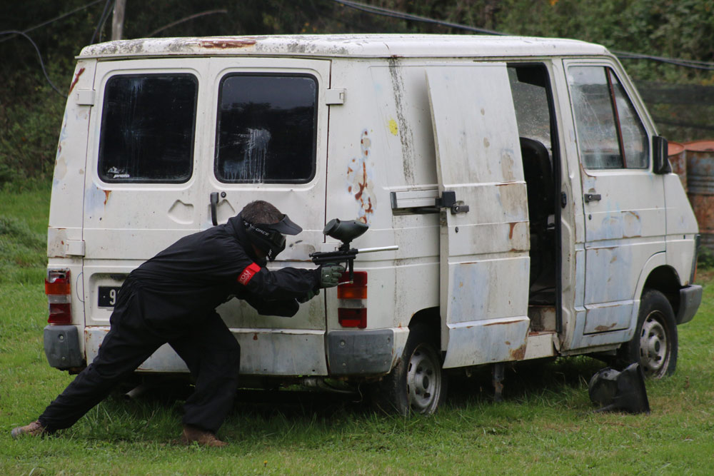 un vehicule sur le terrain paintball beaucroissant