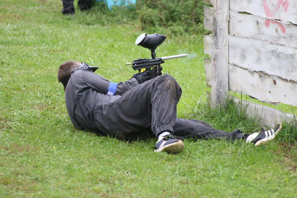 il glisse sur le sol au paintball